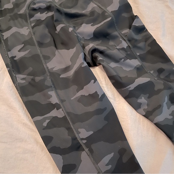 ✨SOLD✨ Athleta Ultimate 7/8 Tight Camo Leggings - Picture 8 of 13